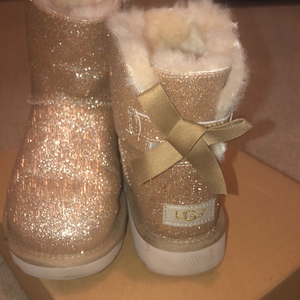 hold sparkly uggs - Picture 3 of 3